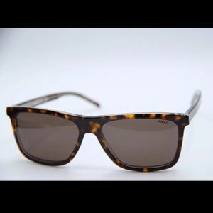 ONE DAY SALE✨

HUGO BOSS Havana sunglasses